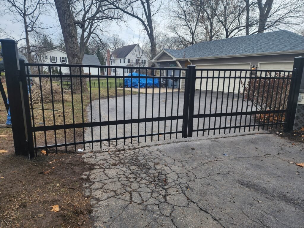 5 HIGH METAL DOUBLE DRIVE GATE.(2)