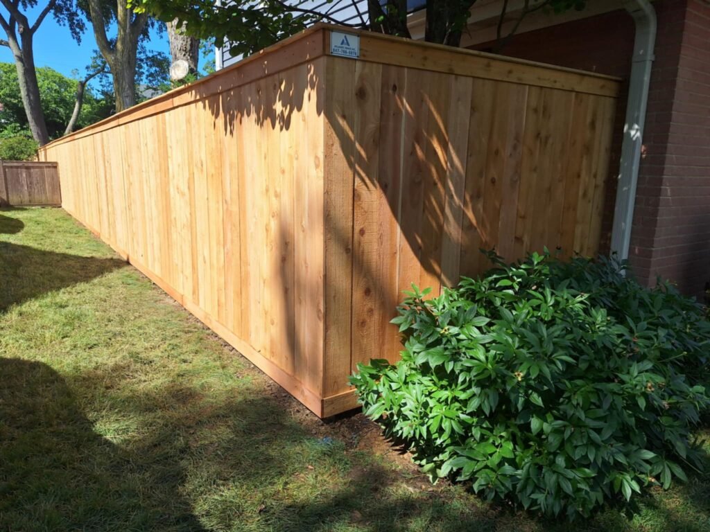 6FT-TALL-SOLID-TRADTIONAL-STYLE-CEDAR-WOOD-FENCE